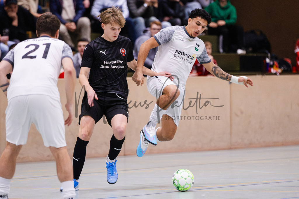 20251221-turnier-nienberge-halbfinale-0001 | Das ist die Fotodatenbank für authentische Sportfotografie aus Münster: Markus Paletta fotografiert Teams, Sportler:innen, Kinder, Events & Unternehmen. - Realisiert mit Pictrs.com