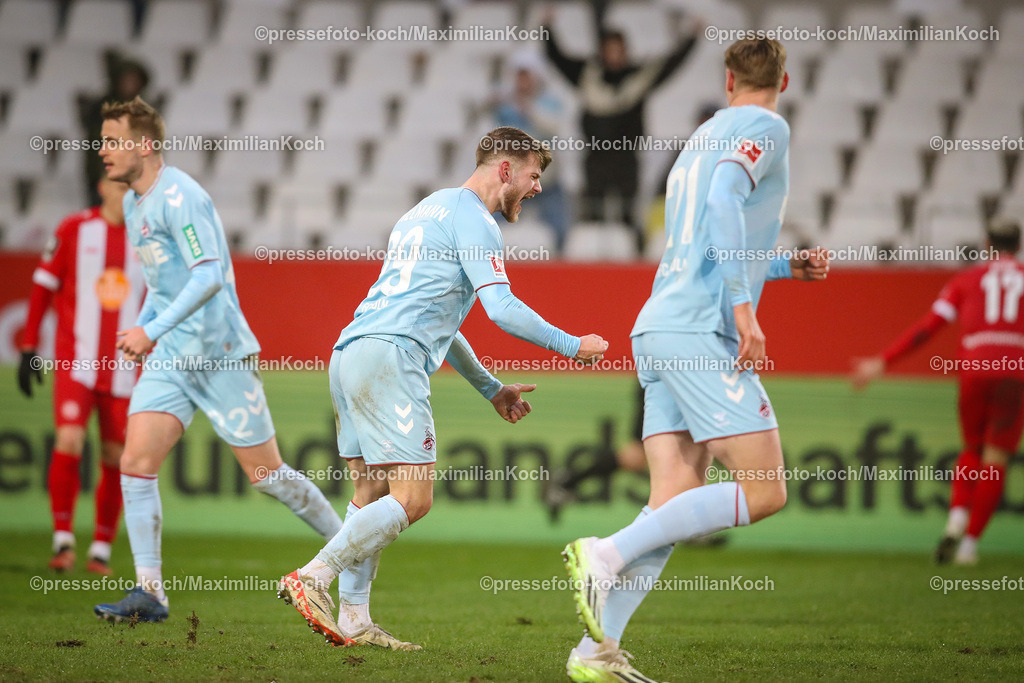 RWE06012401062 | 06.01.2024, Essen, Fußball, Herren, Stadion an der Hafenstraße, Testspiel, Rot-Weiss Essen – 1. FC Köln:  Torjubel nach dem 4:4 Ausgleich durch Jan Thielmann (1.FC Köln). 
DFB regulations prohibit any use of photographs as image sequences and or quasi-video.