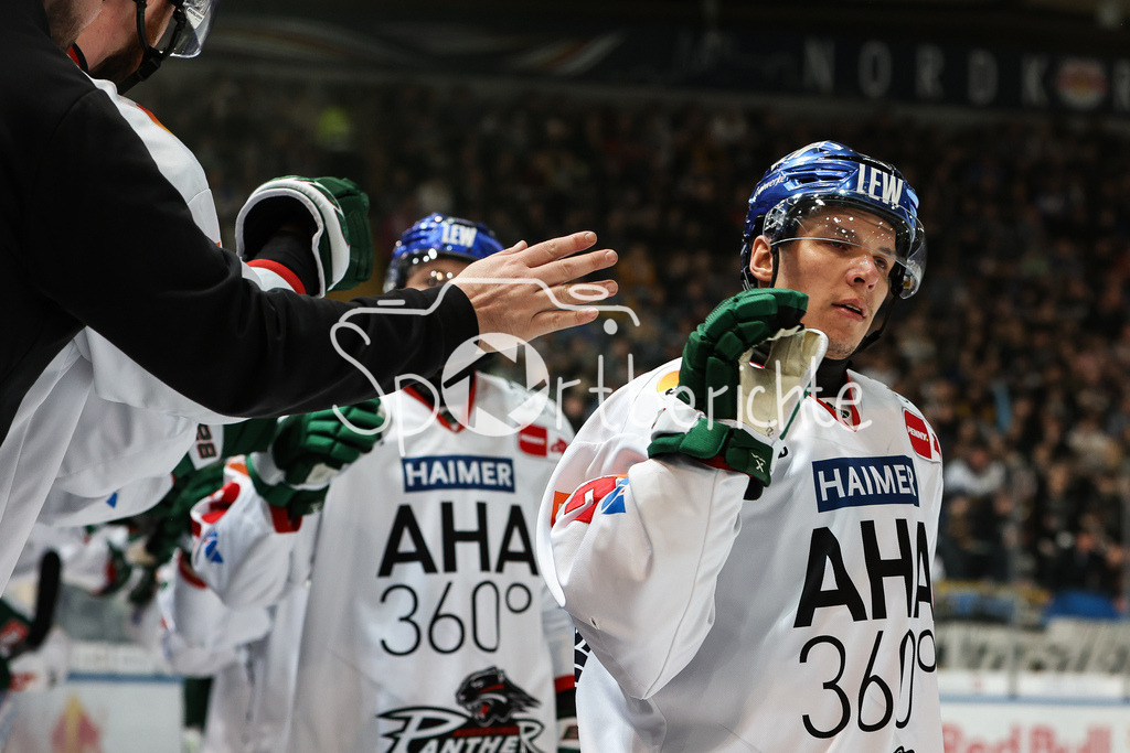 EHC München - Augsburger Panther | Freude bei Jere KARIJALAINEN (AEV #21) nach seinem Tor zum 2-4 im Powerplay / Jubel / Torschuezte /