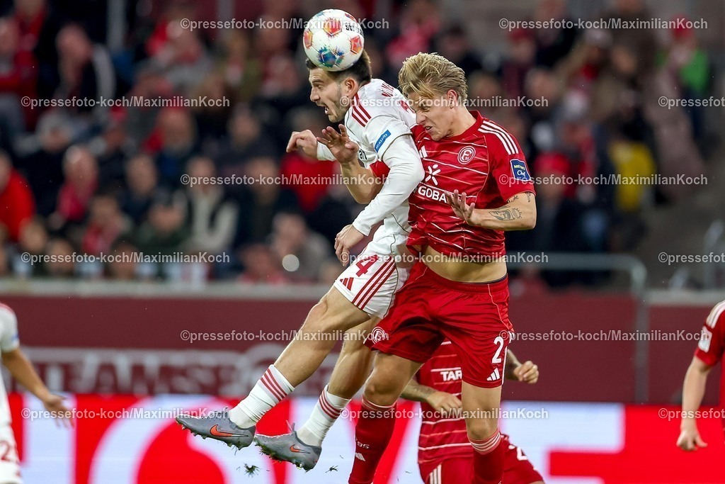 F9503102501113 | 03.10.2025, Fußball, Fortuna Düsseldorf - 1.FC Nürnberg, 2. Fußball Bundesliga, Merkur Spiel-Arena, Saison 2025 2026: Luka Lochoshvili (1FC Nuernberg #24) im Zweikampf gegen  Jesper Daland (Fortuna Düsseldorf #02) Kopfball Kopfballduell Strafraum Strafraumaktion DFB regulations prohibit any use of photographs as image sequences and or quasi-video.