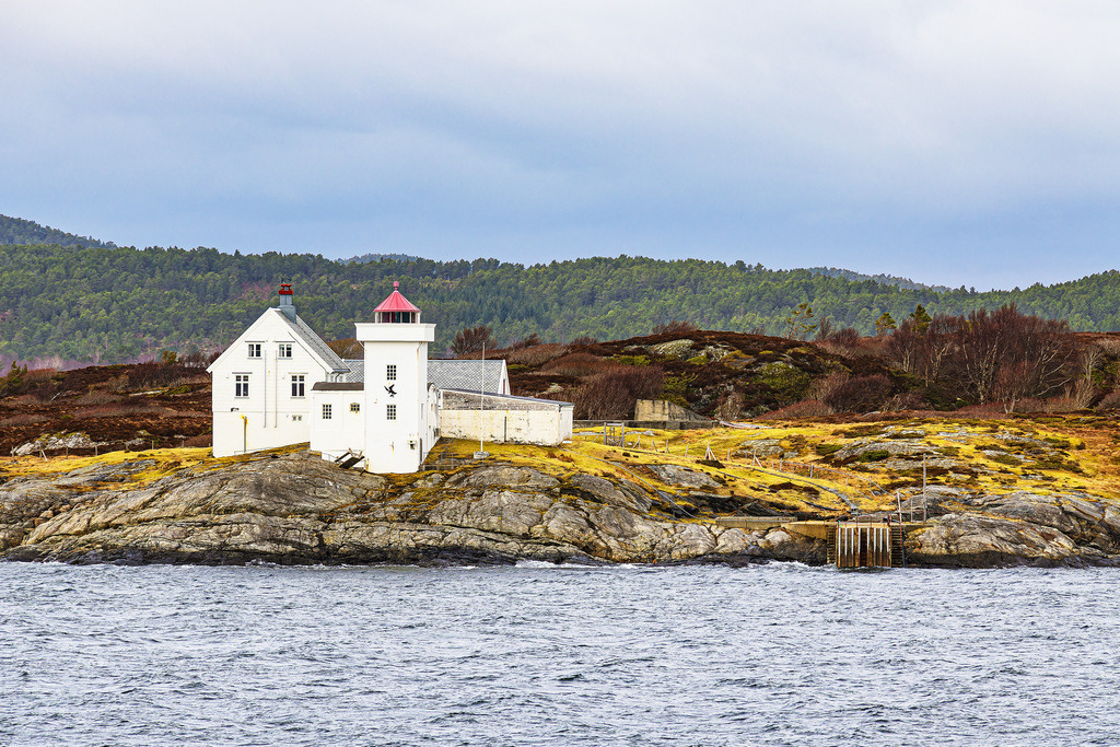 Berge, Felsen und Leuchtfeuer nahe Kristiansund in Norwegen | Berge, Felsen und Leuchtfeuer nahe Kristiansund in Norwegen.