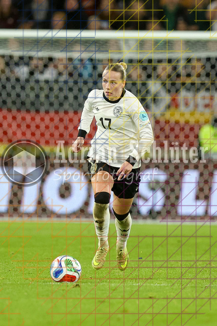 Deutschland vs Frankreich - Halbfinale - UEFA Women's Nations League | Düsseldorf, Deutschland, 24.10.25:   Franziska Kett ( Deutschland ) in Aktion am Ball, Einzelaktion waehrend des Halbfinals der UEFA Women's Nations League zwischen Deutschland vs Frankreich in der Merkur-Spiel-Arena(Foto von Brauer-Fotoagentur / Adrian Schlueter)