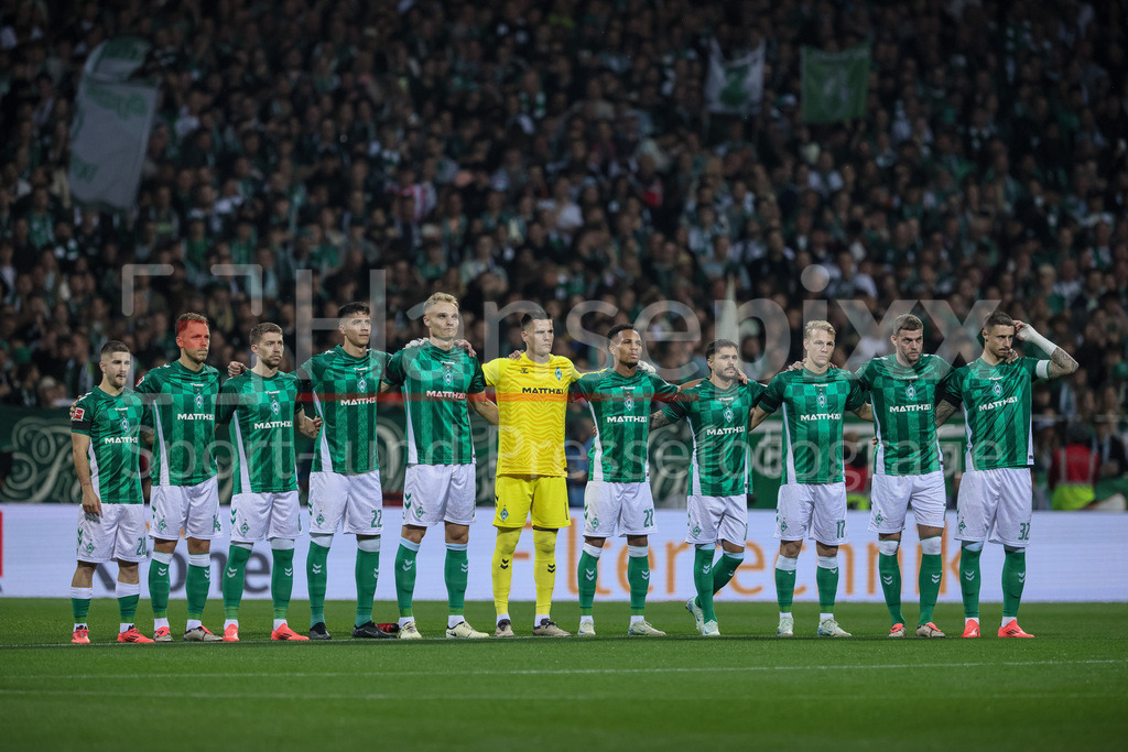 Fussball, Bundesliga, SV Werder Bremen - Bayer 04 Leverkusen | v.li.: Spiele des SV Werder Bremen bei einer Schweigeminute zum Tod von Dieter Burdenski, Trauer, Gedenkminute, Innehalten, Gedenken, Andenken, Gedenkminute, DIE DFL-RICHTLINIEN UNTERSAGEN JEGLICHE NUTZUNG VON FOTOS ALS SEQUENZBILDER UND/ODER VIDEOÄHNLICHE FOTOSTRECKEN. DFL REGULATIONS PROHIBIT ANY USE OF PHOTOGRAPHS AS IMAGE SEQUENCES AND/OR QUASI-VIDEO.