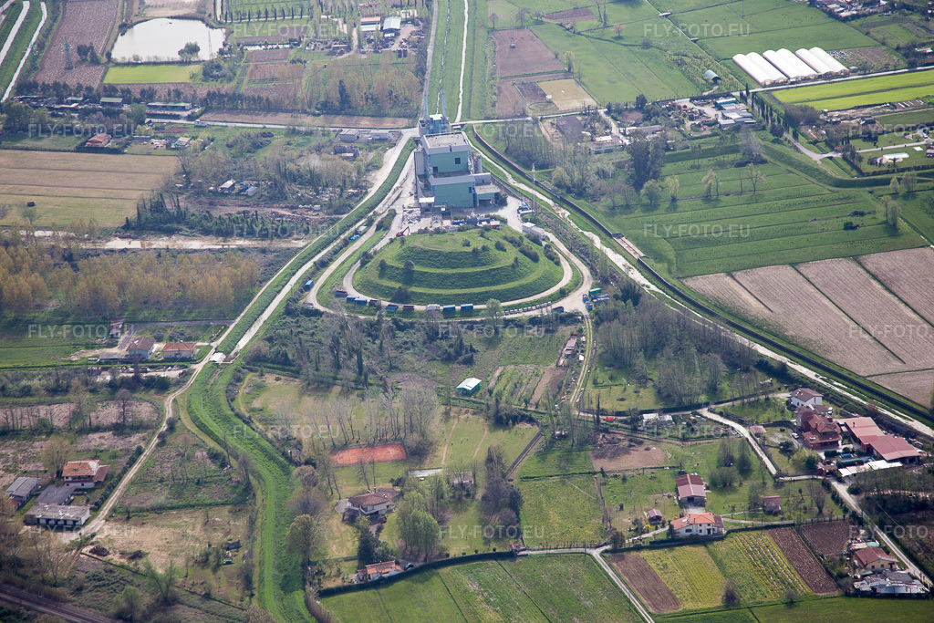 Vue aérienne: Vue de la ville à Capezzano Pianore dans le département Toscane, Italie – .Photo: IMG_086947.jpg prise le 03/04/2016 par Werner Riehm/FLY-FOTO.eu – Résolution de l'original: 5472 x 3648 px