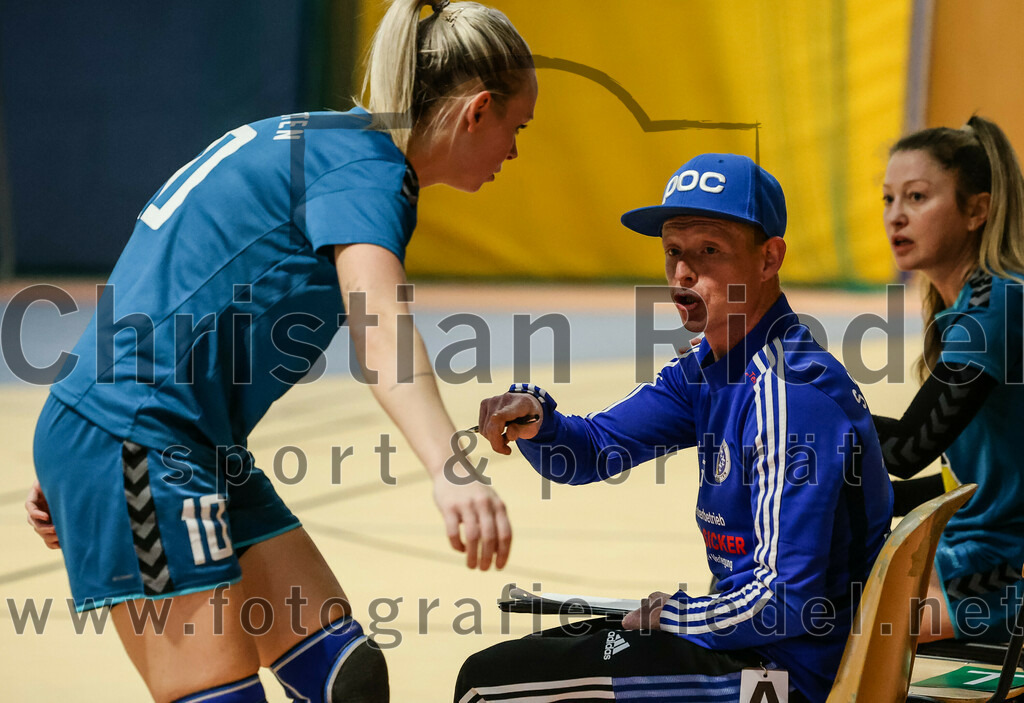2024-02-24_050_SpVgg_Altenerding_gegen_SSG_Metten_Frauen | Erding, Deutschland, 24.02.2024:
Handball, Bezirksoberliga Frauen Altbayern 2023 / 2024, 15. Spieltag, SpVgg Altenerding gegen SSG Metten, Endergebnis: 32:28

Lena Steininger (SSG Metten, #10), Trainer Manuel Schwab (SSG Metten)

Foto: Christian Riedel / fotografie-riedel.net