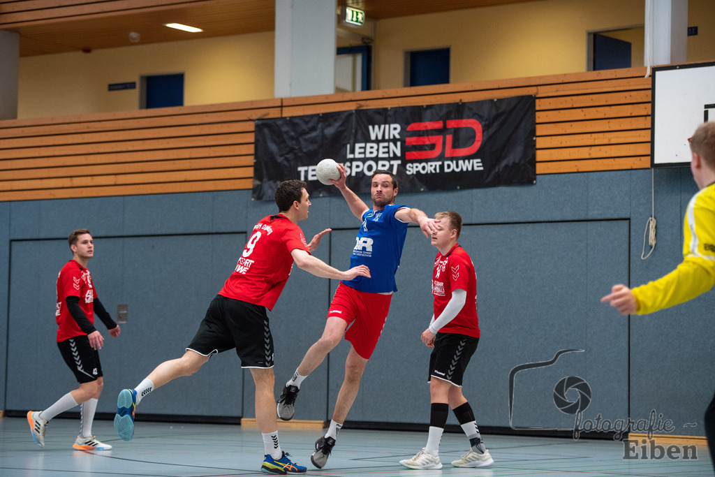 VfL Rastede-TvdH Oldenburg 2 | Landesliga Männer ;VfL Rastede (blau)-TvdH Oldenburg 2 (rot) am 15.04.2023 in Rastede (Mehrzweckhalle Feldbreite), Deutschland, Photo: Philip Eiben 2023 - Realisiert mit Pictrs.com