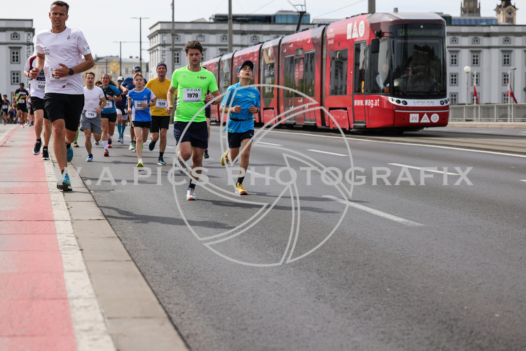 ..... | Int. 3 Brückenlauf Linz, Foto: WAPICS/Binder Manuel
