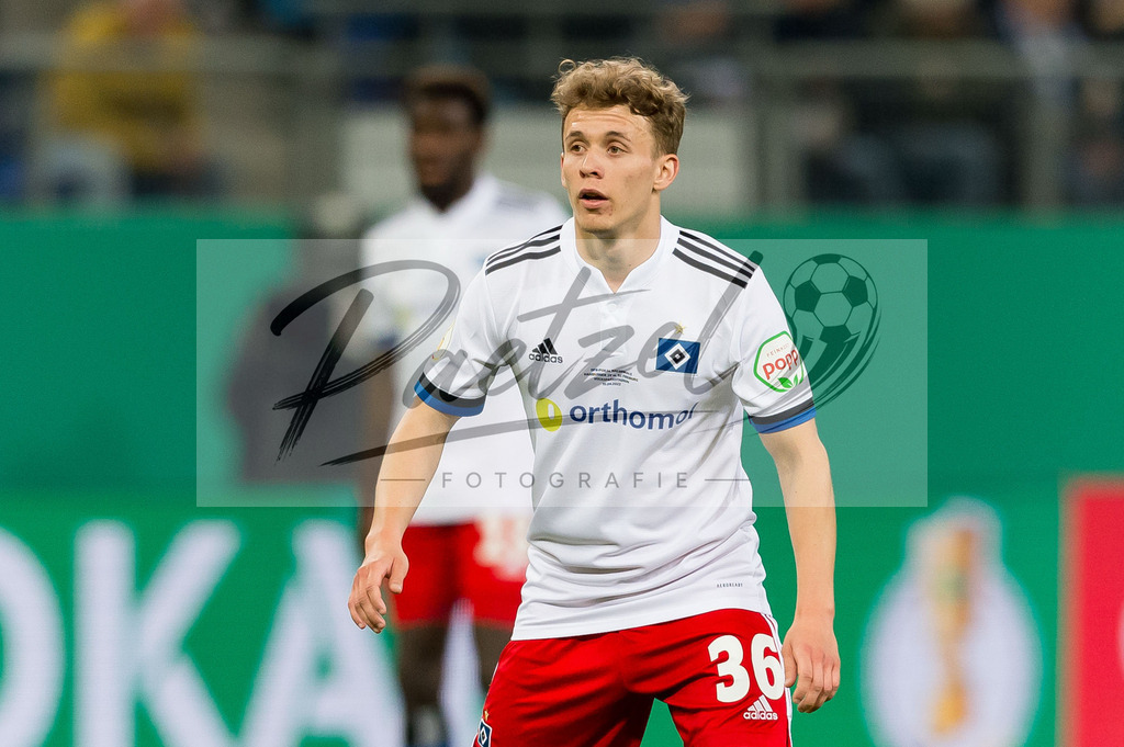 HSVSCF20220419_311 | Fussball, Herren: Anssi Suhonen (Hamburger SV) schaut beim DFB-Pokal-Halbfinalspiel zwischen Hamburger SV und SC Freiburg im Volksparkstadion am 19.04.2022 in Hamburg, Deutschland.DFB / DFL REGULATIONS PROHIBIT ANY USE OF PHOTOGRAPHS AS IMAGE SEQUENCES AND/OR QUASI-VIDEO. - Realisiert mit Pictrs.com