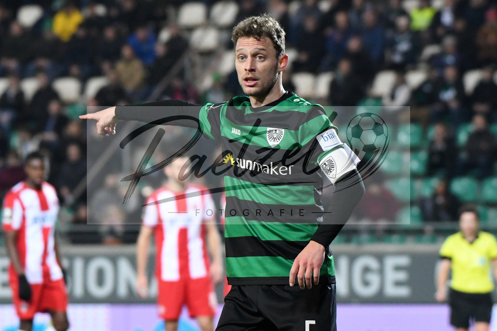 20200214_SCPFWK_0080 | Fussball, Herren: Julian Schauerte (SC Preussen Muenster) gestikuliert waehrend des Spiels der 3. Liga zwischen SC Preussen Muenster und FC Wuerzburger Kickers im Preussenstadion am 14.02.2020 in Muenster, Deutschland.DFB / DFL REGULATIONS PROHIBIT ANY USE OF PHOTOGRAPHS AS IMAGE SEQUENCES AND/OR QUASI-VIDEO. - Realisiert mit Pictrs.com
