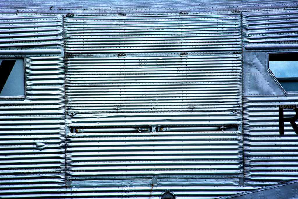 Wellblech | Gehäusefront aus Wellblech mit Tür und Fenster. - Realisiert mit Pictrs.com