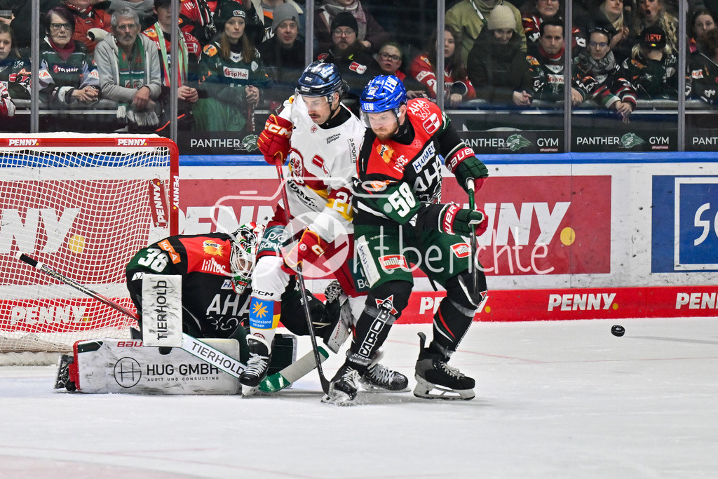Augsburger Panther - Düsseldorfer EG | v. l. Strauss MANN (Augsburger Panther #38), Brendan O´DONNELL (Duesseldorfer EG 21) und Maximilian RENNER (Augsburger Panther #58) / DEL: Augsburger Panther - Duesseldorfer EG, Curt Frenzel Stadion am 04.03.2025