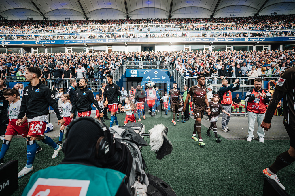 Fußball | Männer | Saison 2023/2024 | 2. Fußball-Bundesliga | 32. Spieltag | Hamburger SV vs. FC St. Pauli  | 03.05.2024 | Einlauf der Teams in den Volkspark