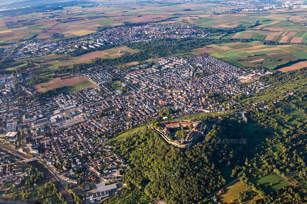 Luftbild: Ortsansicht von Norden hinterm Hohenasperg in Asperg im Bundesland Baden-Württemberg in Deutschland. Foto: IMG_138495.jpg vom 16.09.2023 durch Werner Riehm/FLY-FOTO.de