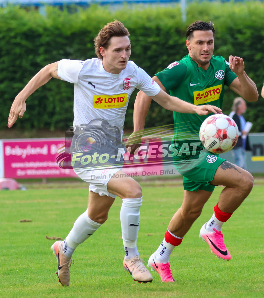 TuS Bersenbrück - HSC Hannover | Auf dem Bild zu sehen: weiß TuS Bersenbrück: Maik Emmrich ; grün HSC Hannover: Evren Serbes TuS Bersenbrück, HSC Hannover, Saison 25/26, Testspiel, Bünde, Deutschland - Realisiert mit Pictrs.com
