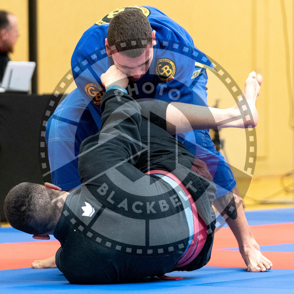 20231118PBB10124-2 | Fighters compete during the AJP Tour 600 Frankfurt Championship in Frankfurt/Main, Germany, on November 18, 2023.