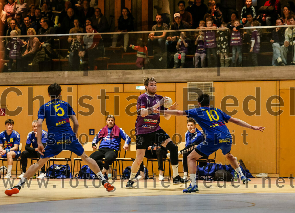 2024-02-24_018_SpVgg_Altenerding_gegen_SSG_Metten | Erding, Deutschland, 24.02.2024:
Handball, Bezirksoberliga Männer 2023 / 2024, 16. Spieltag, SpVgg Altenerding gegen SSG Metten, Endergebnis: 29:24

Philipp Gäck (SSG Metten, #5), Niklas Fleps (SpVgg Altenerding, #17), Vincent Muhr (SSG Metten, #10)

Foto: Christian Riedel / fotografie-riedel.net