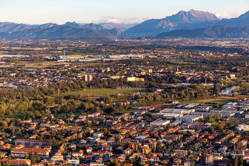 Vue aérienne: Vue de la ville à Fara Gera d’Adda dans le département Bergamo, Italie. Photo: IMG_134477.jpg prise le 19/09/2022 par Werner Riehm/FLY-FOTO.eu – Résolution de l'original: 5472 x 3648 px