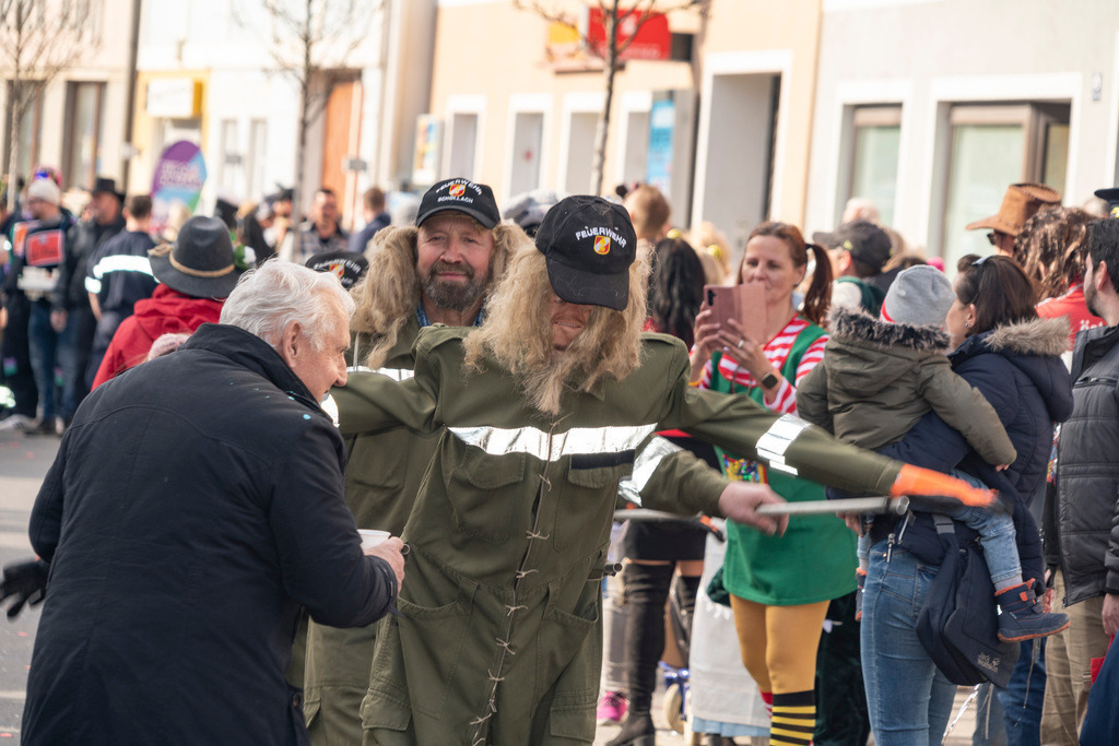 Umzug2025-097_9012 | Fotostrecke: FASCHINGSUMZUG 2025 in Loosdorf. 22 Masken(gruppen)-Teilnehmer: Loosdorfer Vereine, Wirtschaftstreibende, Gemeindeabordnungen sowie Kreditinstitute. rund 700 Besucher entlang der Hauptstrasse. Veranstaltungs-Sicherung durch Mannschaft der FF-Loosdorf mit schwerem Gerät. Maskenprämierung am EKZ-Platz durch Bgm. Thomas Vasku in den Kategorien: Bester Festwagen (Fa. gkonzept-Groissenberger; Beste Personengruppe-ASK-Loosdorf; Beste Einzelperson; Weiteste Anreise-FF Schollach;