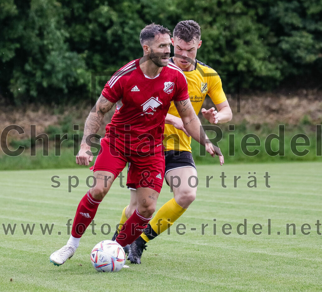 2023-07-29_038_FC_Finsing_gegen_SC_Kirchasch | Finsing, Deutschland, 29.07.2023:
Fußball, Kreisliga 2023 / 2024, 1. Spieltag, FC Finsing gegen SC Kirchasch, Endergebnis: 0:2

Markus Rickhoff (FC Finsing, #7), Markus Zollner (SC Kirchasch, #9)

Foto: Christian Riedel / fotografie-riedel.net