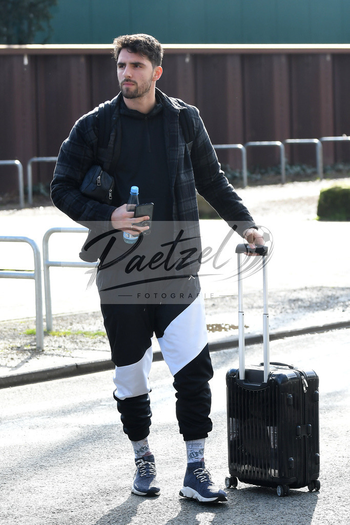 20200303_PKWBRE_0052 | Fussball, Herren: Stefanos Kapino (Werder Bremen) schaut auf dem Weg ins wohninvest Weserstadion am 03.03.2020 in Bremen, Deutschland. - Realisiert mit Pictrs.com