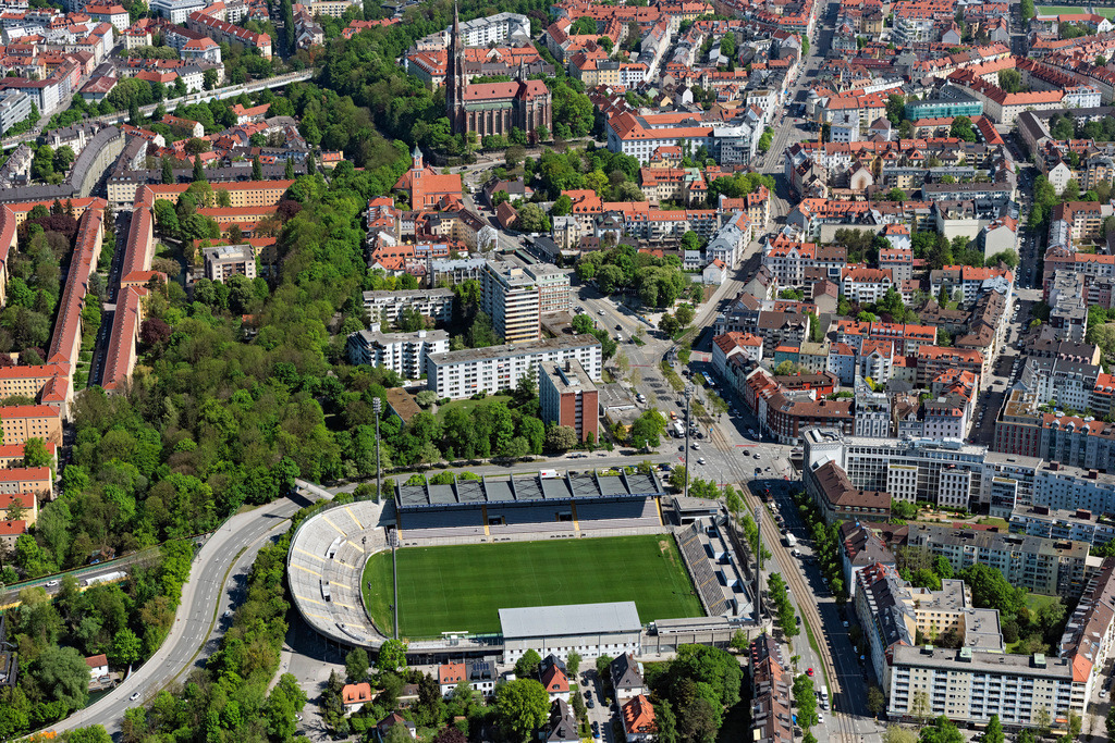 dr__0063988.jpg | MüNCHEN 29.04.2025 Fußball- Stadion des Vereins TSV 1860 ( Sechzgerstadion ) an der Grünwalder Straße im Stadtteil Giesing in München im Bundesland Bayern. // Football stadium of the football club TSV 1860 on Gruenwalder Strasse in Munich in the state Bavaria. Foto: Daniel Reiter