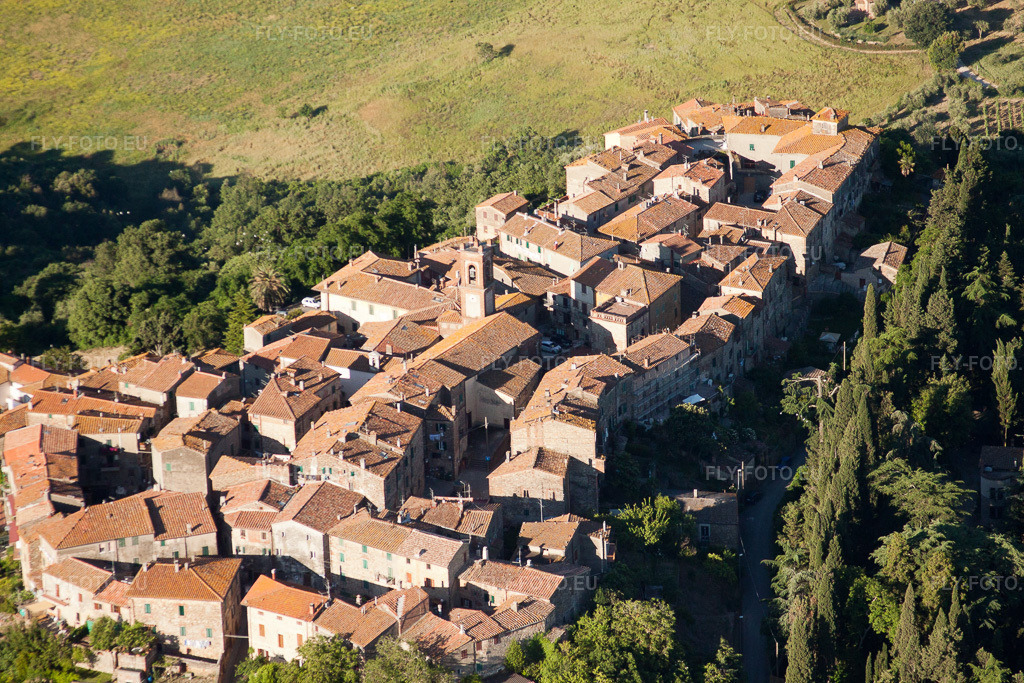Vue aérienne: Vue de la ville à Civitella Marittima dans le département Toscane, Italie. Photo: IMG_28197.jpg prise le 01/06/2010 par Werner Riehm/FLY-FOTO.eu – Résolution de l'original: 4752 x 3168 px