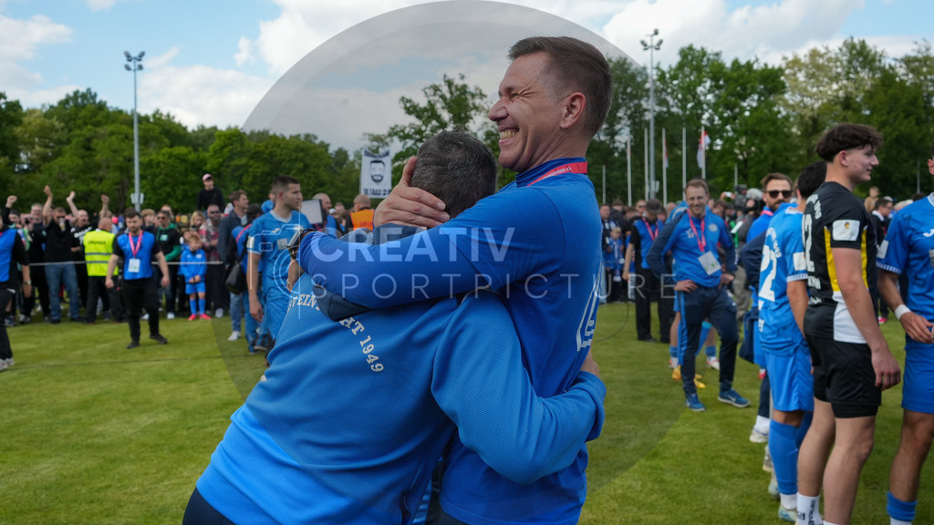 Fußball, Herren, Saison 2024/2025, Finaltag der Amateure 2025, Landespokal Brandenburg, Finale, VfB 1921 Krieschow vs. RSV Eintracht 1949, Samstag 24.05.2025, Volksparkstadion Neuruppin, | Fußball, Herren, Saison 2024/2025, Finaltag der Amateure 2025, Landespokal Brandenburg, Finale, VfB 1921 Krieschow vs. RSV Eintracht 1949, Samstag 24.05.2025, Volksparkstadion Neuruppin, Im Bild: Jubel beim RSV Eintracht 1949 über den Landespokalsieg unmittelbar nach Abpfiff. - Realisiert mit Pictrs.com