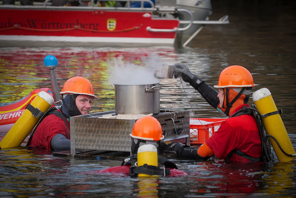Winterschwimmen | Remseck am Neckar - Die DLRG-Ortsgruppe Ludwigsburg-Remseck veranstaltet am Sonntag ihr Winterschwimmen. Start war um 11 Uhr am Neckarstrand in Remseck - Realisiert mit Pictrs.com