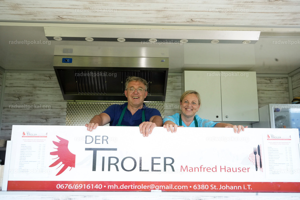 169_20230817_Bewerb_Maenner_Muehlanger | AUT - OESTERREICH, 2023-08-16: SPORT RENNRAD-FAHREN - 55. INTERNATIONALER RADWELTPOKAL IN ST. JOHANN IN TIROL  - Vintage-Radrennen mit WM-Bronze-Medaillen-Siegerin Christina Schweinberger, den Teilnehmer und Alexander Baumann (vom Orginastions-Team) - TAG 2 BEWERB MAENNER IN SECHS GRUPPEN  ; Foto: Roland Muehlanger