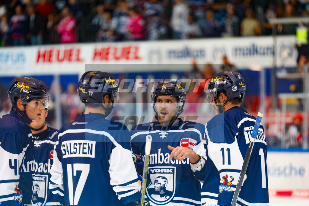 Roosters Besprechung | Links Bence Farkas, Eirik Salsten, Henrik Törnqvist (rechts) - © Sportfoto-Sale / Eishockey-Magazin Jan Brüggemann - Realisiert mit Pictrs.com