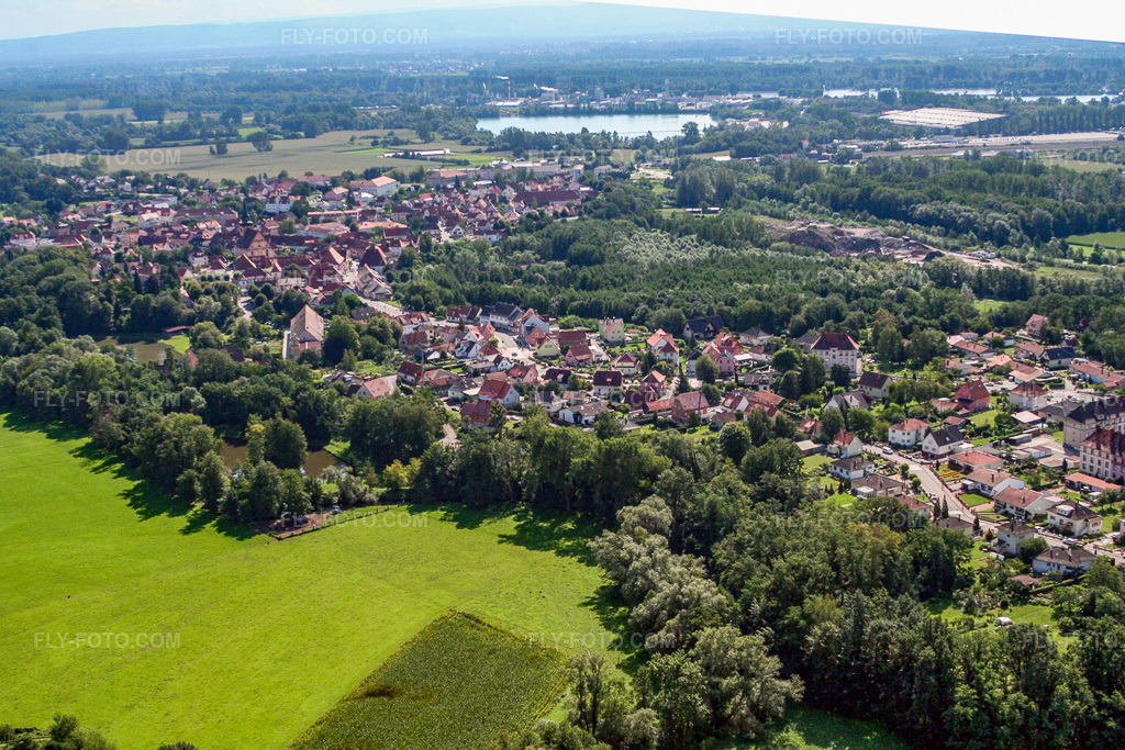 Aerial view: View of the town from the northwest in Lauterbourg in the state Bas-Rhin, France. – Photo: IMG_3593.jpg taken on 08/31/2006 by Werner Riehm/FLY-FOTO.com – Resolution of the original: 3275 x 2183 px