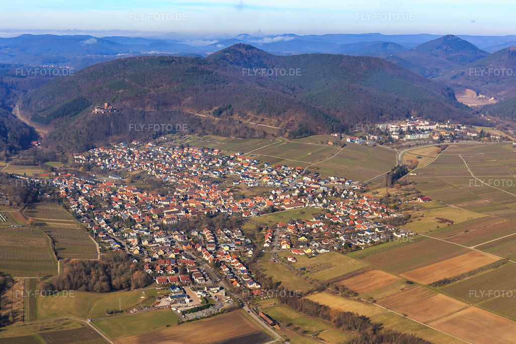 Luftbild: Ortsansicht am Haardtrand aus Osten in Klingenmünster im Bundesland Rheinland-Pfalz in Deutschland. Foto: IMG_096979.jpg vom 25.02.2017 durch Werner Riehm/FLY-FOTO.de