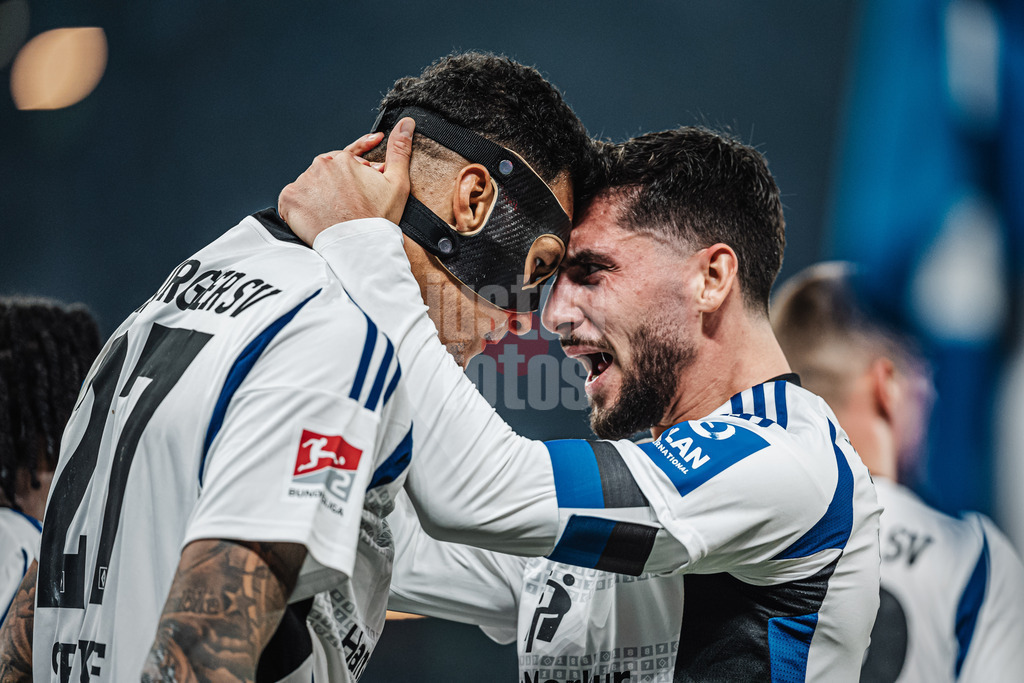 Fußball | Männer | Saison 2024/2025 | 2. Fußball-Bundesliga | 23. Spieltag | Hamburger SV vs. 1. FC Kaiserslautern | 21.02.2025 | v.l. Jonas Meffert (#23, HSV) und Ludovit Reis (#14, HSV) jubeln nach dem Tor