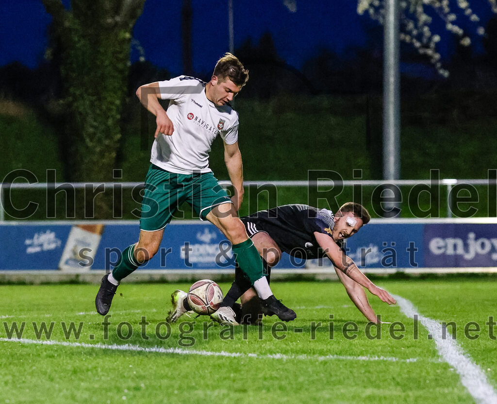 2024-04-05_097_FC_Schwaig_gegen_SV_Pullach | Oberding, Deutschland, 05.04.2024:
Fußball, Landesliga Südost 2023 / 2024, 28. Spieltag, FC Schwaig gegen SV Pullach, Endergebnis: 2:0

Raffael Ascher (FC Schwaig, #9), Christian Wimmer (SV Pullach, #7)

Foto: Christian Riedel / fotografie-riedel.net