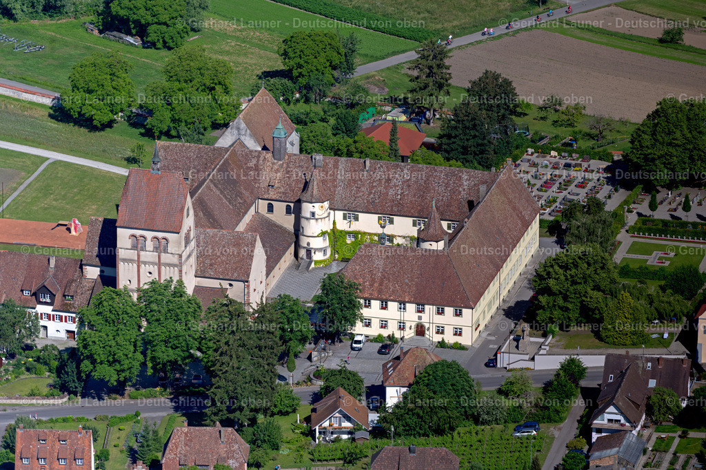 4032206 | REICHENAU 12.06.2020 Gebäudekomplex des Klosters Reichenau und Münster St. Maria und Markus in Mittelzell auf der Insel Reichenau im Bundesland Baden-Württemberg, Deutschland. // Complex of buildings of the monastery Reichenau and Muenster St. Maria and Markus in Mittelzell on Reichenau Island in the state Baden-Wuerttemberg, Germany. Foto: Gerhard Launer