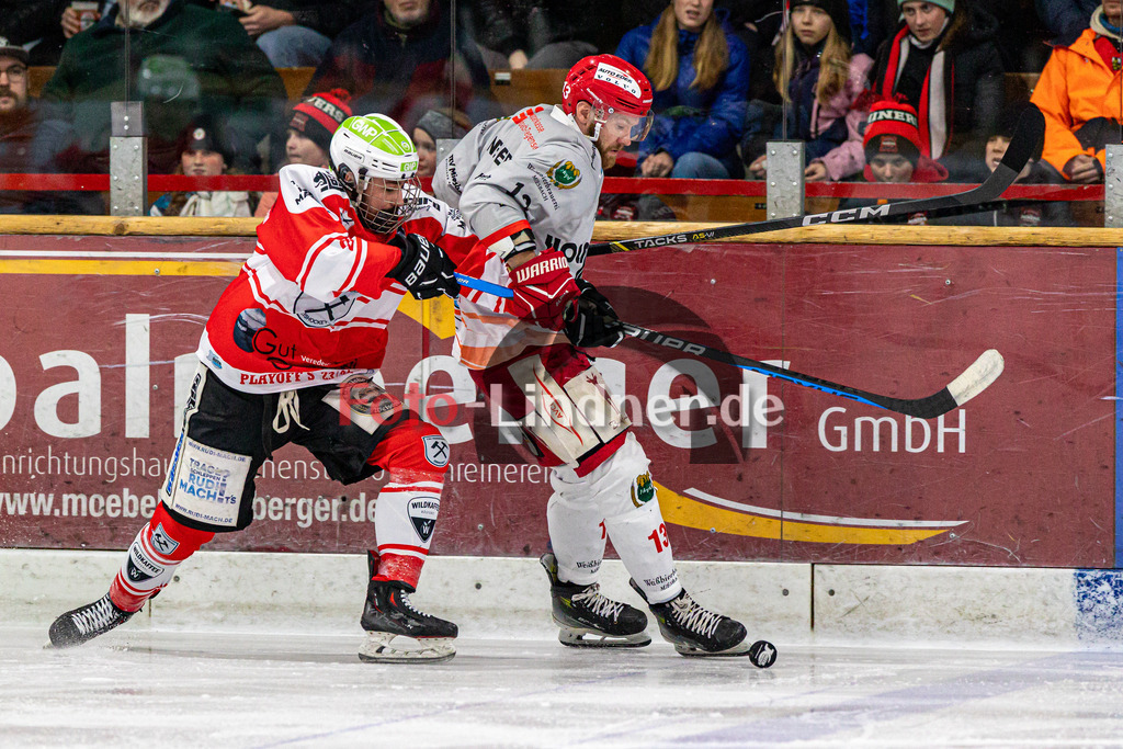 Halbfinale Spiel 3 TSV Peißenberg Miners vs TEV Miesbach | Eishockey Bayernliga Playoffs 2023/2024, Halbfinale Spiel 3 TSV Peißenberg Miners vs TEV Miesbach, 20240315,
Duell zwischen Christian NEUERT (TEV 13) und Denis DEGENSTEIN (Miners 28),
2024-03-15 in Peißenberg (Eisstadion)
13 Christian NEUERT (TEV 13), 28 Denis DEGENSTEIN (Miners 28)
Copyright: WolfgangxLindner foto-lindner.de