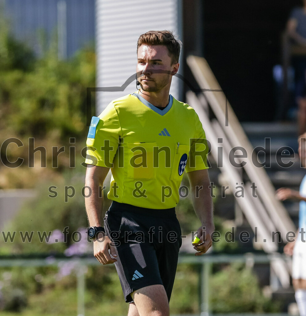 2023-09-16_087_FC_Langengeisling_gegen_TSV_Dorfen | Erding, Deutschland, 16.09.2023:
Fußball, Bezirksliga Oberbayern Ost 2023 / 2024, 9. Spieltag, FC Langengeisling gegen TSV Dorfen, Endergebnis: 3:1

Schiedsrichter Raffael Dauner

Foto: Christian Riedel / fotografie-riedel.net