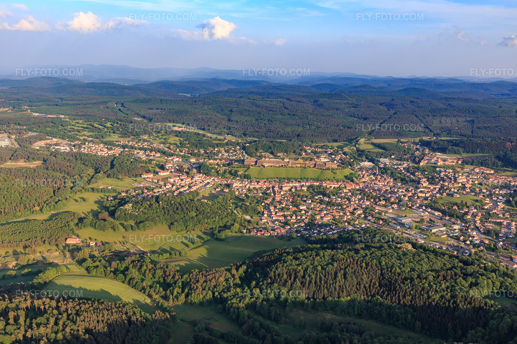 Aerial view: View of the town from the north, showing the citadel. in Bitsch in the state Moselle, France. – Photo: IMG_107228.jpg taken on 05/18/2018 by Werner Riehm/FLY-FOTO.com – Resolution of the original: 5472 x 3648 px