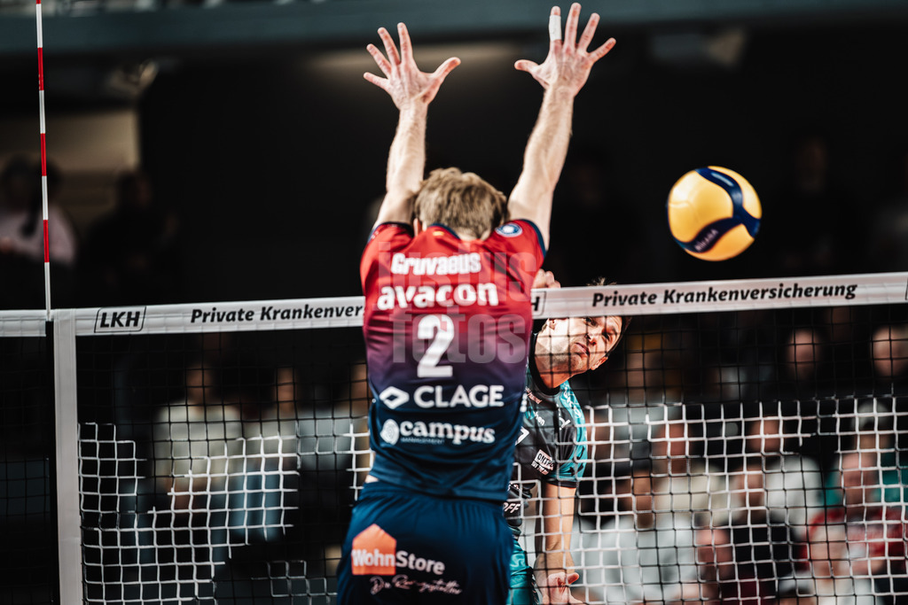 Volleyball | Herren | Saison 2025/2026 | 1. Volleyball Bundesliga Männer | DVV Pokal Halbfinale | SVG Lüneburg vs. SWD powervolleys Düren | 16.12.2025 | Jordan Canham (#7, SWD powervolleys Düren) beim Angriff gegen Daniel Gruvaeus (#2, SVG Lüneburg)