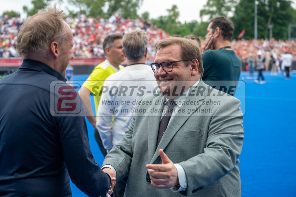 Final4_20250601-1609-Z82_9472 | Krefeld, Deutschland, 01.06.2025:  Feldhockey Final4 2025 – „Deutsche Feldhockey-Meisterschaften 2025“ Crefelder HTC - Rot-Weiss Köln (Finale Herren) im Gerd-Wellen-Hockeyanlage am 01.06.2025 in Krefeld, Deutschland. (Foto von Kramhöller/Fehrmann/Kaste)Krefeld, Germany, 01.06.2025: Feldhockey Final4 2025 – „Deutsche Feldhockey-Meisterschaften 2025“ Harvestehuder HTC - Düsseldorfer HC (Finale Damen) in Gerd-Wellen-Hockeyanlage at 01.06.2025 in Krefeld, Deutschland. (Foto from Kramhöller/Fehrmann/Kaste)