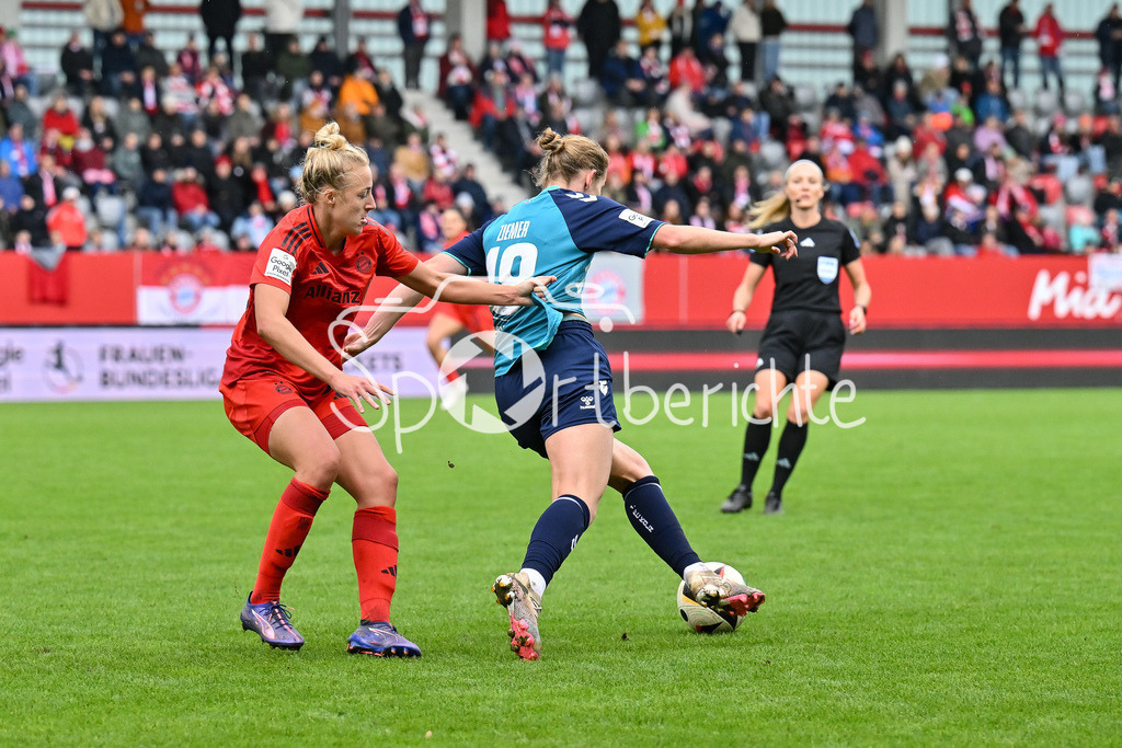 FC Bayern München Frauen - TSG 1899 Hoffenheim Frauen | im DUell Carolin SIMON (FC Bayern München Frauen #30) und Dora ZELLER (1. FC Koeln Frauen #19) / Zweikampf / Frauen Bundesliga: FC Bayern München Frauen - 1. FC Köln Frauen, FC Bayern Campus am 05.10.2024