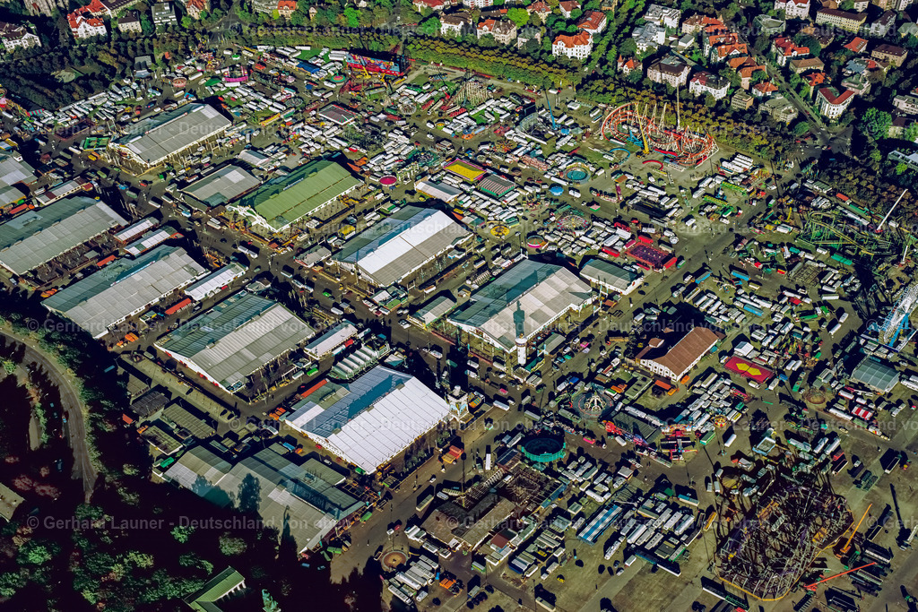 9000020 | Das Oktoberfest in München (mundartlich Wiesn) ist das größte Volksfest der Welt. Hier wird das Volksfest gerade aufgebaut.