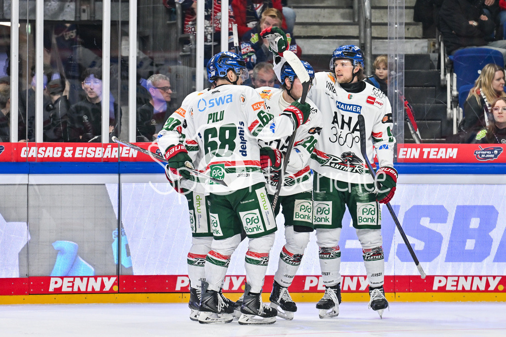 Eisbären Berlin - Augsburger Panther | BERLIN, GERMANY - 04. JANUARY: Jubel der Gäste nach dem Treffer zum 2-5 druch Alexander BLANK (Augsburger Panther 26) / Tor / Torschuetze / Freude / Happy während dem Match zwischen den Eisbären Berlin und den Augsburger Panthern am 36. Spieltag der Penny DEL in der UBER Arena