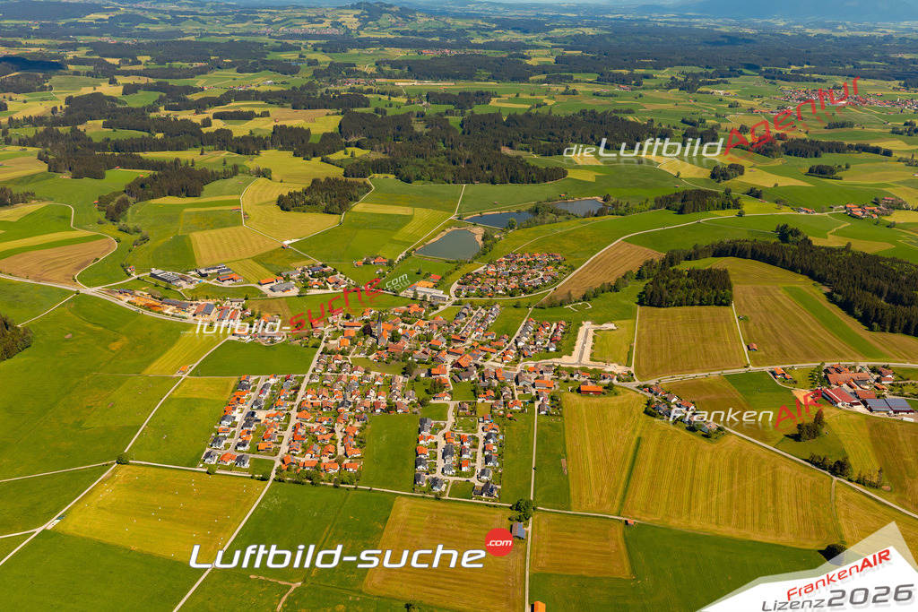 Das Luftbild zeigt :  Wald - Die Luftaufnahme wurde 2024 vom UL-Flugzeug aus erstellt ( keine Drohne ) - Hochauflösende Luftaufnahme - Für grossformatige Ausdrucke geeignet. Die Geschenkidee !Mit Lizenz und Bildrechte bestellbar