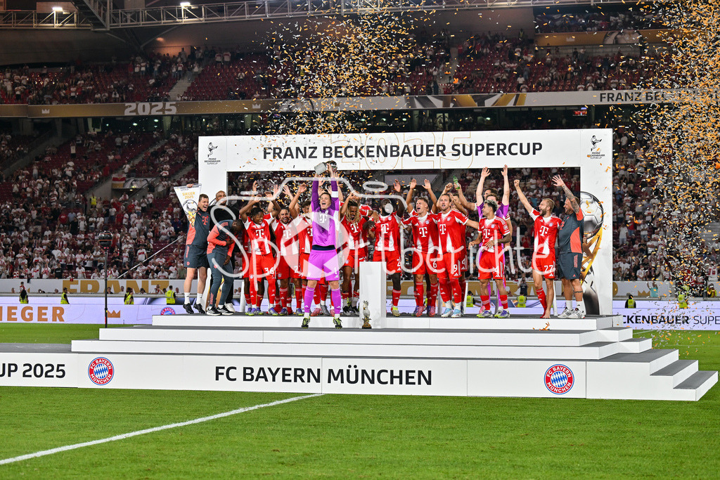 VfB Stuttgart - FC Bayern München | Franz Beckenbauer Supercup Sieger 2025 - FC Bayern München / Siegerfoto / Jubelfoto / Mannschaftsbild / Mannschaftsfoto / Franz-Beckenbauer Supercup: VfB Stuttgart - FC Bayern München; MHP Arena am 16.08.2025