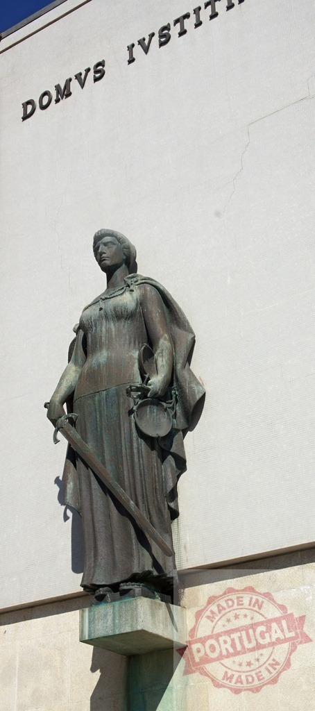 Domus Iustitiae Lady Justice statue in Coimbra. Aveiro - Portugal | Bronze Lady Justice statue holding a sword and scales against the Domus Iustitiae building - Realisiert mit Pictrs.com