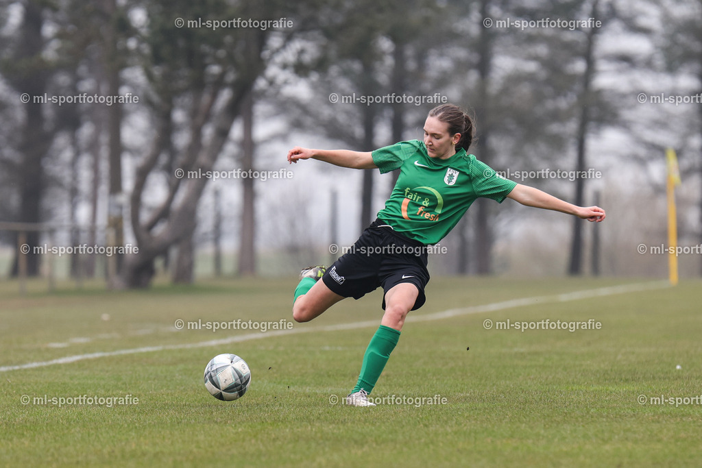 Fußball I Frauen I Saison 2025/2026 I Oberliga Schleswig-Holstein I 12. Spieltag I SV Frisia 03 Risum-Lindholm - Eichholzer SV | ml-sportfotografie - Realisiert mit Pictrs.com