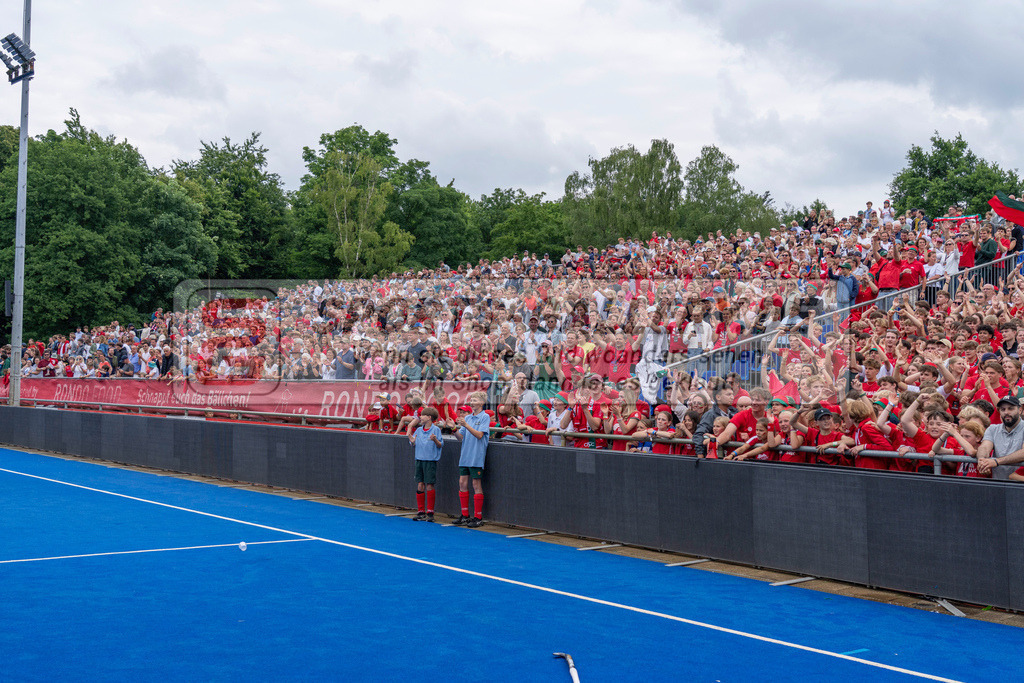 Final4_20250601-1516-HK108752 | Krefeld, Deutschland, 01.06.2025:  Feldhockey Final4 2025 – „Deutsche Feldhockey-Meisterschaften 2025“ Crefelder HTC - Rot-Weiss Köln (Finale Herren) im Gerd-Wellen-Hockeyanlage am 01.06.2025 in Krefeld, Deutschland. (Foto von Kramhöller/Fehrmann/Kaste)Krefeld, Germany, 01.06.2025: Feldhockey Final4 2025 – „Deutsche Feldhockey-Meisterschaften 2025“ Harvestehuder HTC - Düsseldorfer HC (Finale Damen) in Gerd-Wellen-Hockeyanlage at 01.06.2025 in Krefeld, Deutschland. (Foto from Kramhöller/Fehrmann/Kaste)