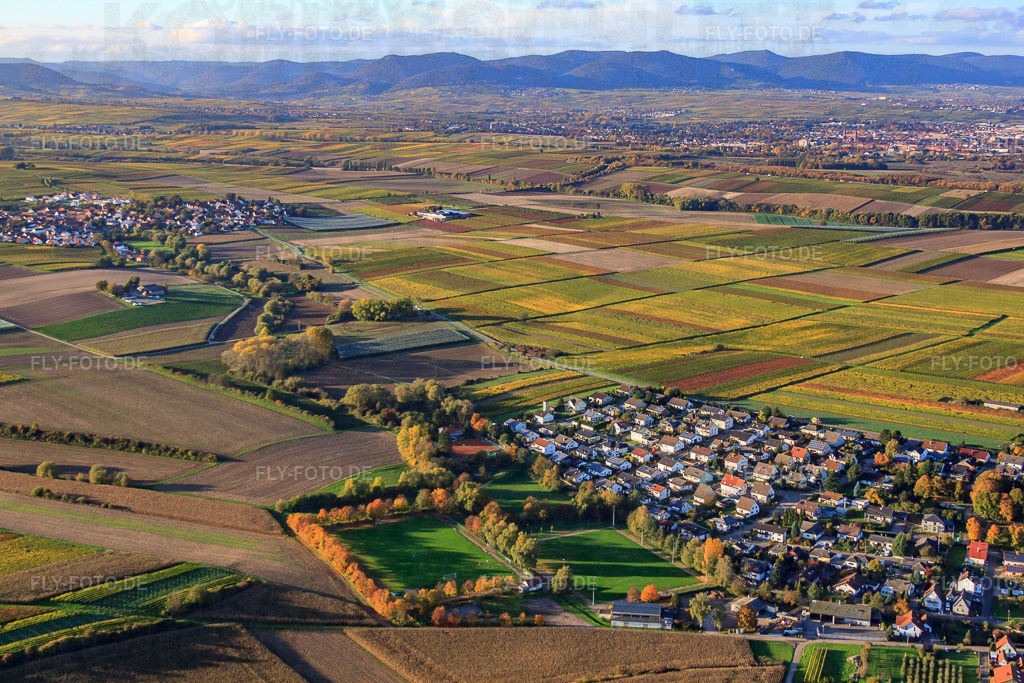 Fusballplätze des FC1924 Insheim e.V | Luftbild: Fusballplätze des FC1924 Insheim e.V in Insheim im Bundesland Rheinland-Pfalz in Deutschland. Foto: IMG_60569.jpg vom 24.10.2013 durch Werner Riehm/FLY-FOTO.de - Realisiert mit Pictrs.com