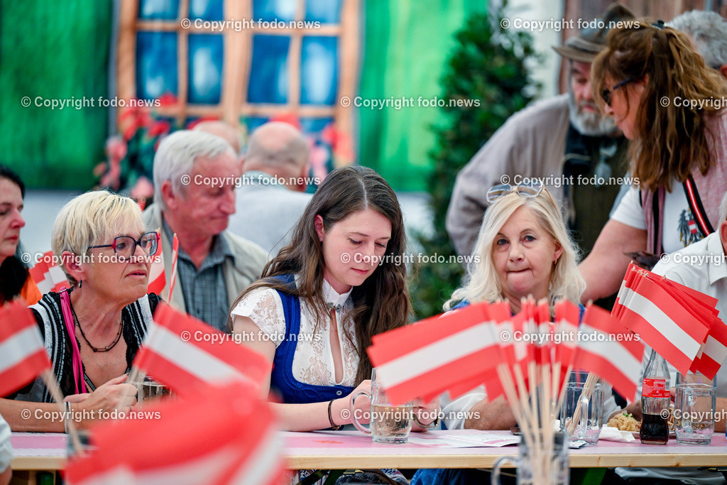 Urfahraner Jahrmarkt_ 1.Mai Kundgebung FPOE_ 01.05.2025-13 | 01.05.2025, Urfahraner Jahrmarkt, AUT, 1.Mai Kundgebung FPOE, im Bild Besucher im Bierzelt der 1.Mai Kundgebung FPOE